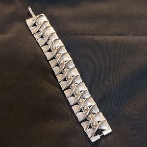 Silver-Tone Textured Vintage Link Bracelet with Bead Accents. 7 Inch